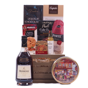 Ajándékkosarak 60.000 Ft felett - Hennessy VS Konyak gourmet kosár | Ajandekcsomagkuldes.hu