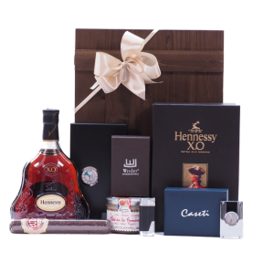 Ajándékkosár évfordulóra - Hennessy XO Cognac fadobozban szivarkelékekkel | Ajandekcsomagkuldes.hu